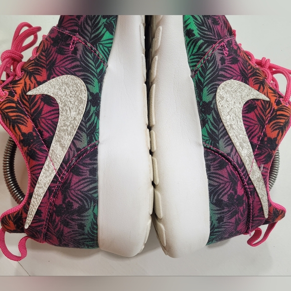 NIKE ROSHE RUN FLORAL PRINT MULTI-COLOR YOUTH SIZE 7/WOMEN 8.5 677784-602 A9 - Picture 14 of 15